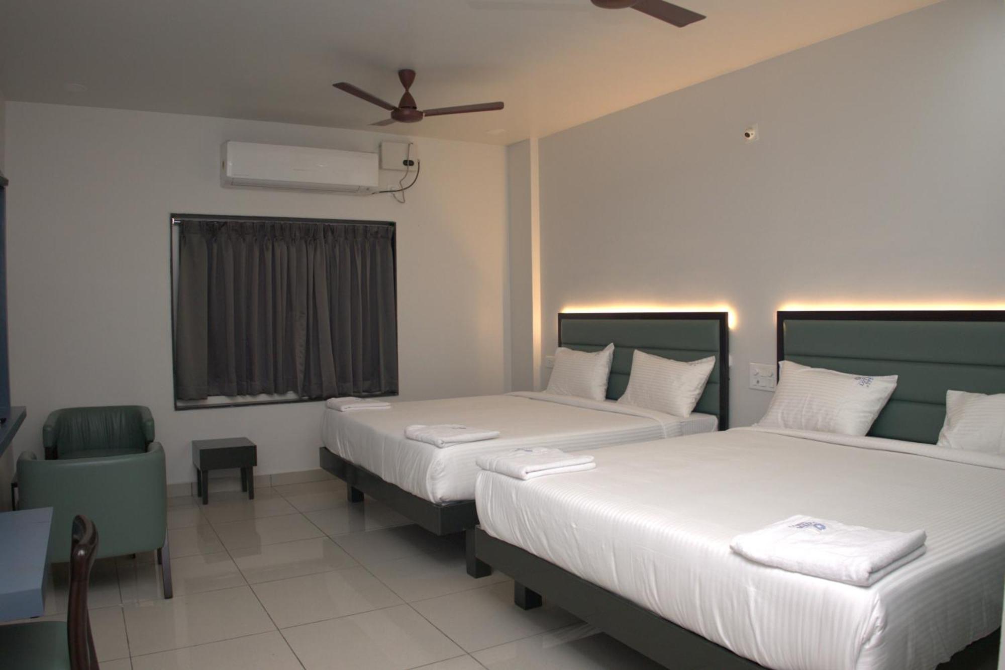 The Lotus Park Hotel Srikalahasti Exterior photo