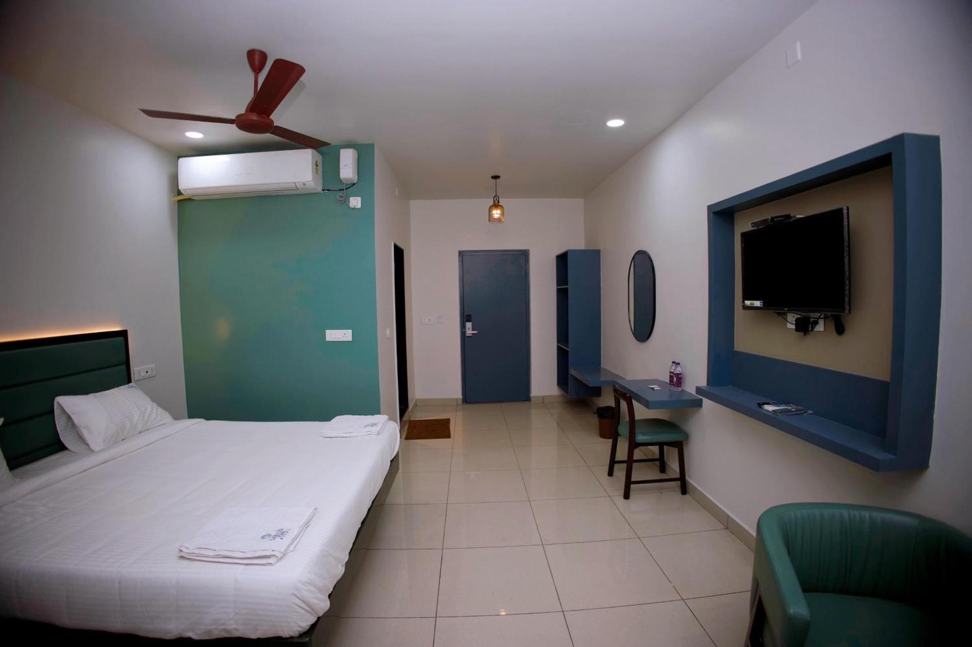 The Lotus Park Hotel Srikalahasti Exterior photo