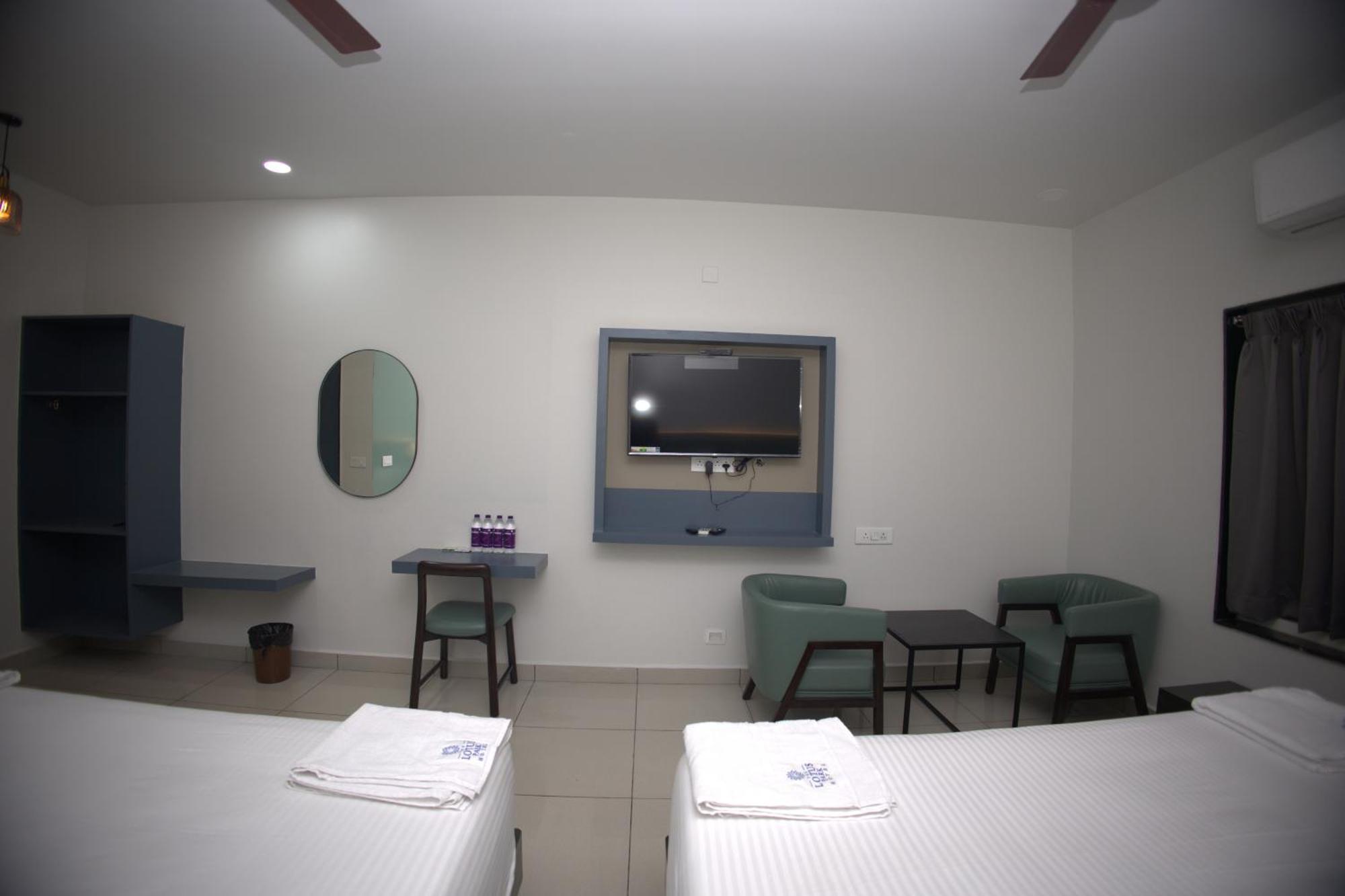 The Lotus Park Hotel Srikalahasti Exterior photo